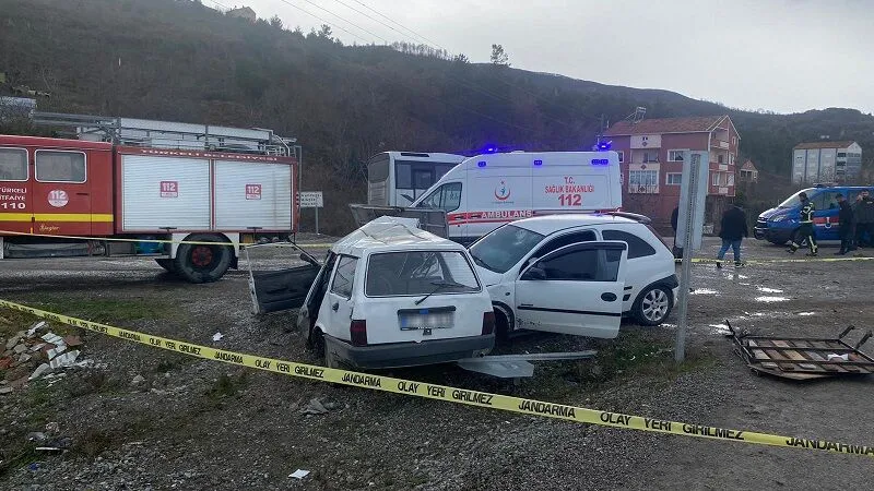 Türkeli’de İki Otomobil Kavşakta Çarpıştı