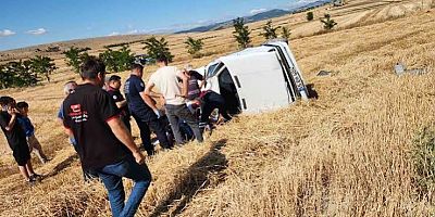 Vezirköprü'de Kontrolden Çıkan Otomobil Tarlaya Uçtu