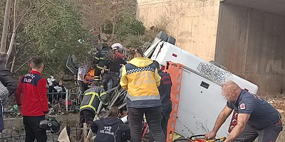 Vezirköprü'nde Dehşet Veren Kaza: Okul Servisi Dereye Uçtu, Çok Sayıda Yaralı